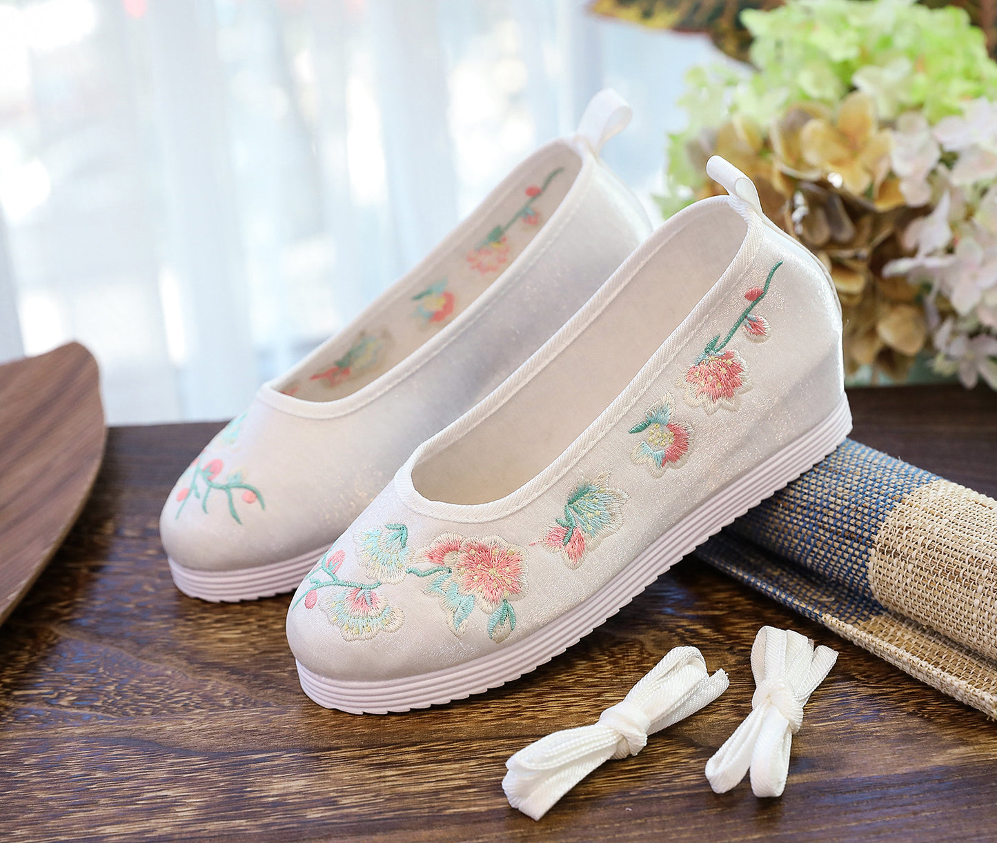 Spring And Autumn Antique Student Embroidered Cotton Shoes