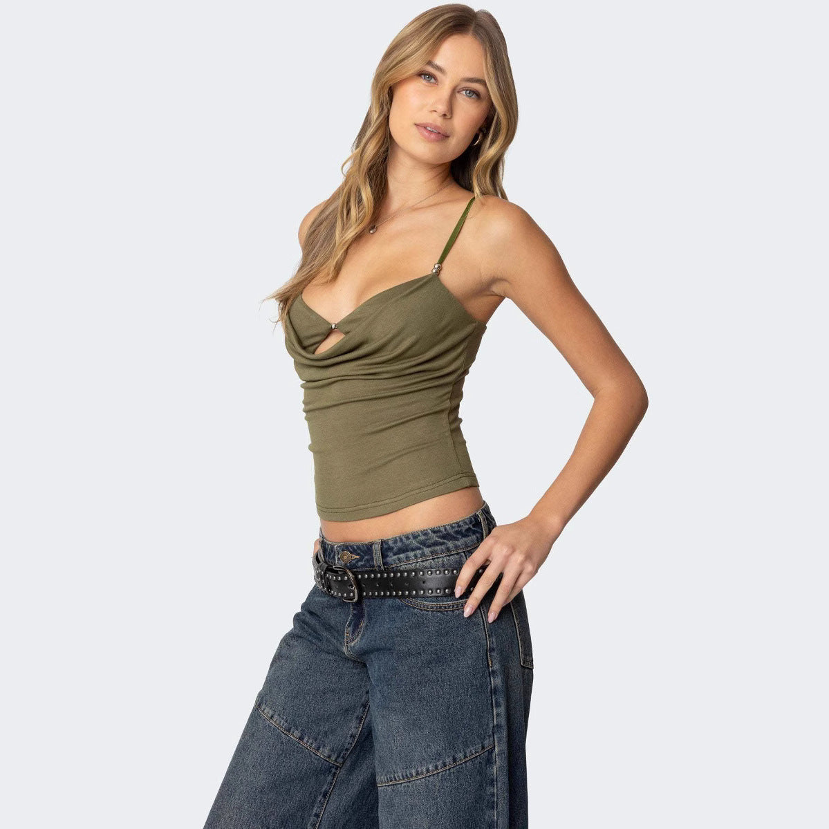 En lavt skåret camisole udstråler en ren, forførende charme