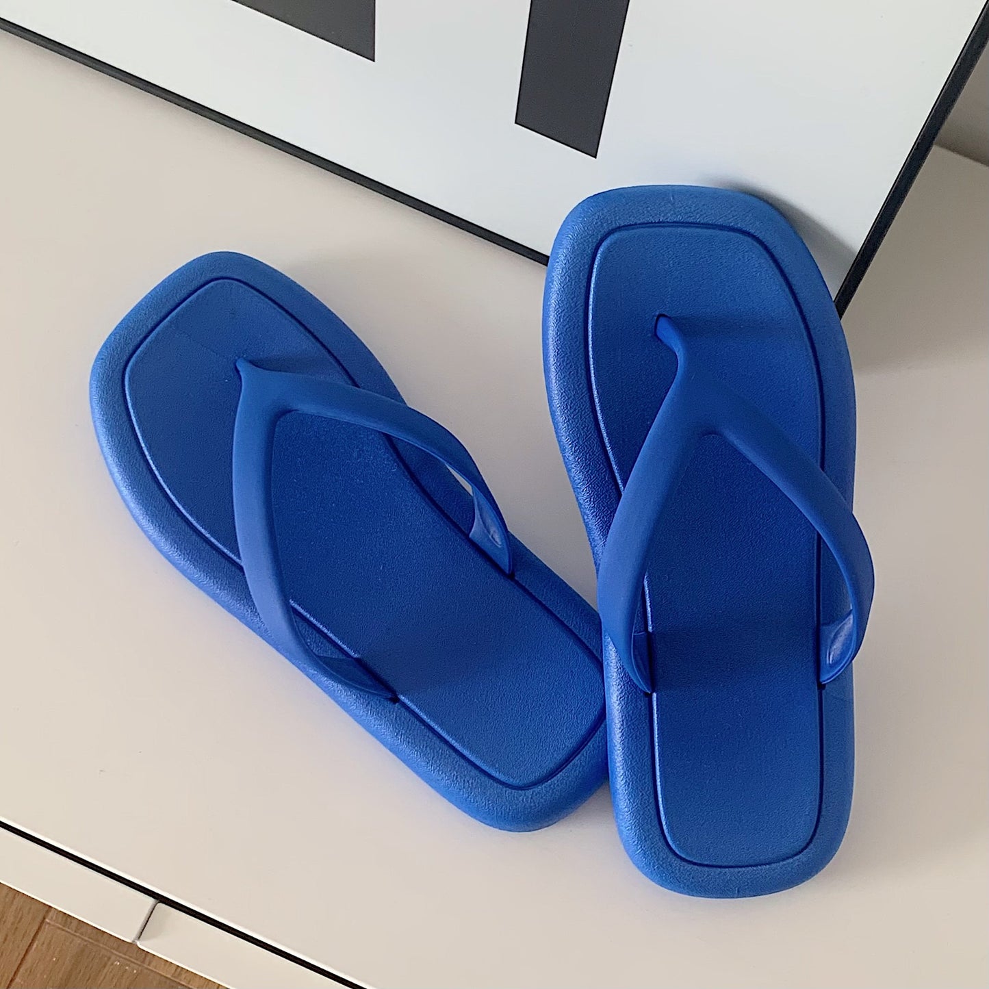 Ensfarvede flip-flops til kvinder med blød sål