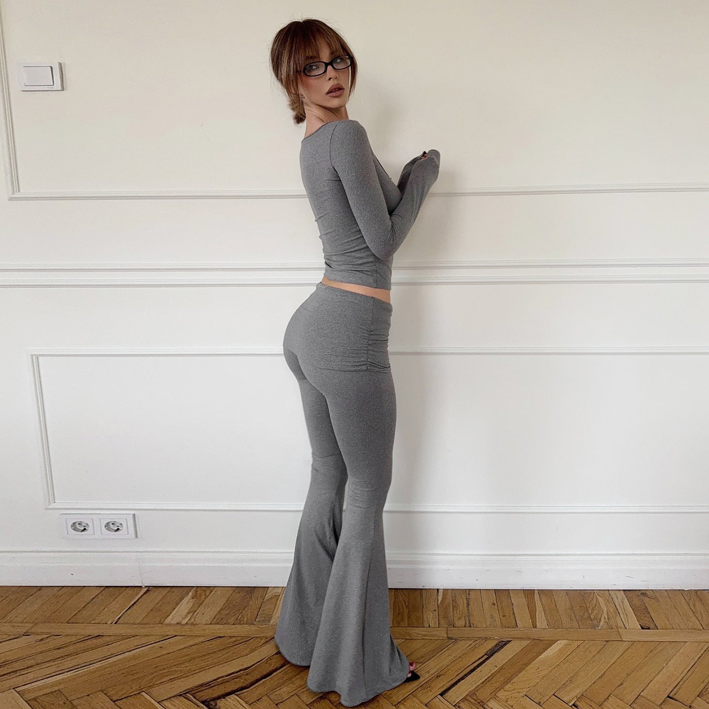 Kort, formsiddende og sporty yoga- og fritidssæt, der smigrer din figur