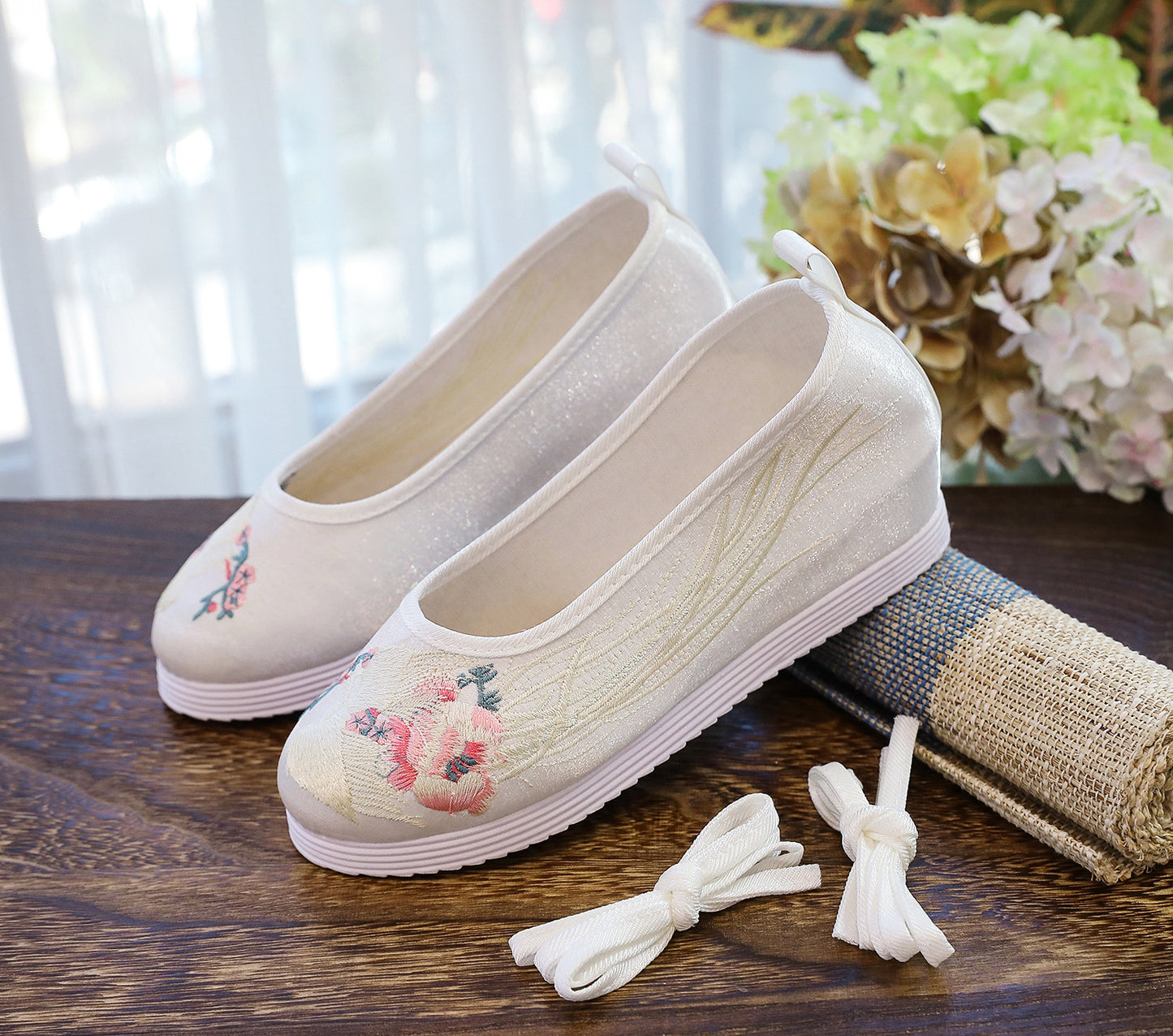 Spring And Autumn Antique Student Embroidered Cotton Shoes