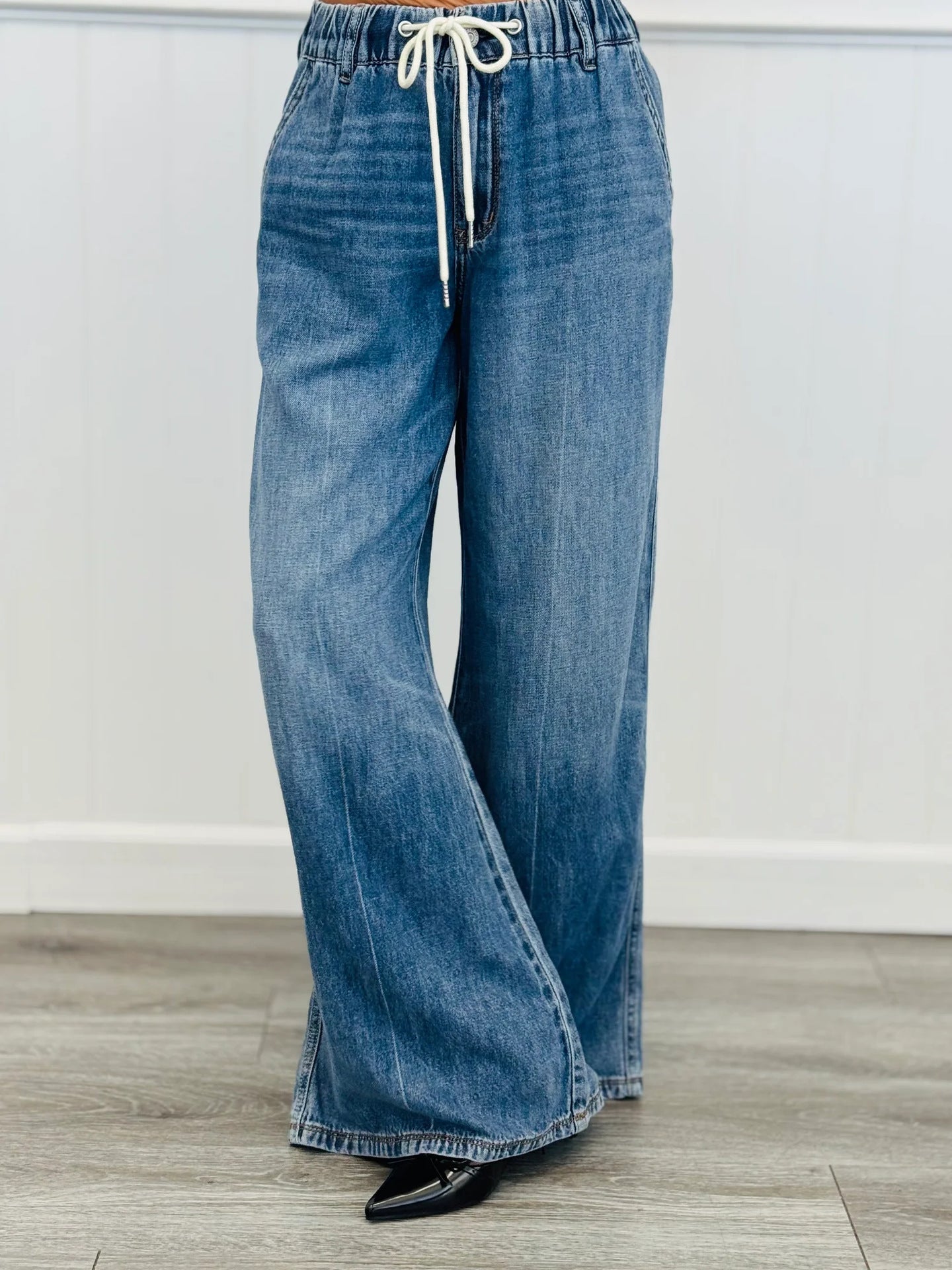 Retro højtaljede let udsvungne jeans med strækbar linning