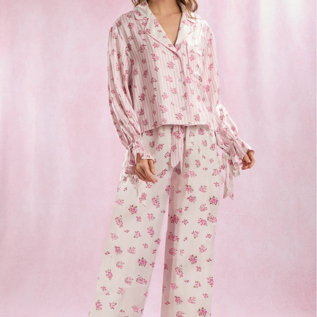 Silkeblød pyjamasdragt med printet blomstermønster, lange ærmer og revers