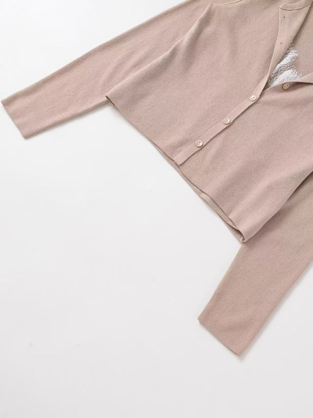 Elegant bluse med blomstret blondekant, imiteret todelt design og lange ærmer med knapper