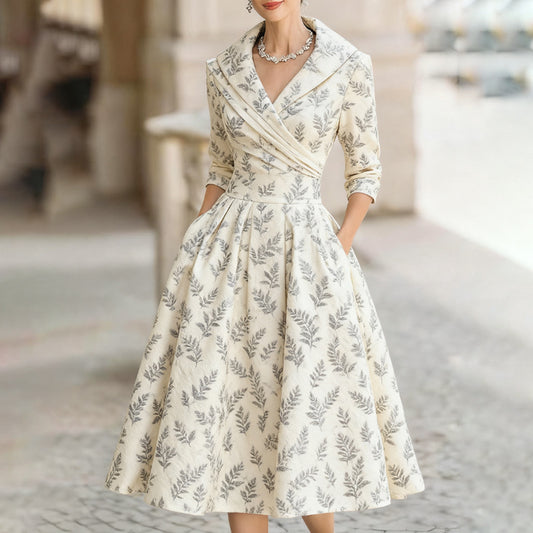 Elegant fransk-inspireret taljeret kjole