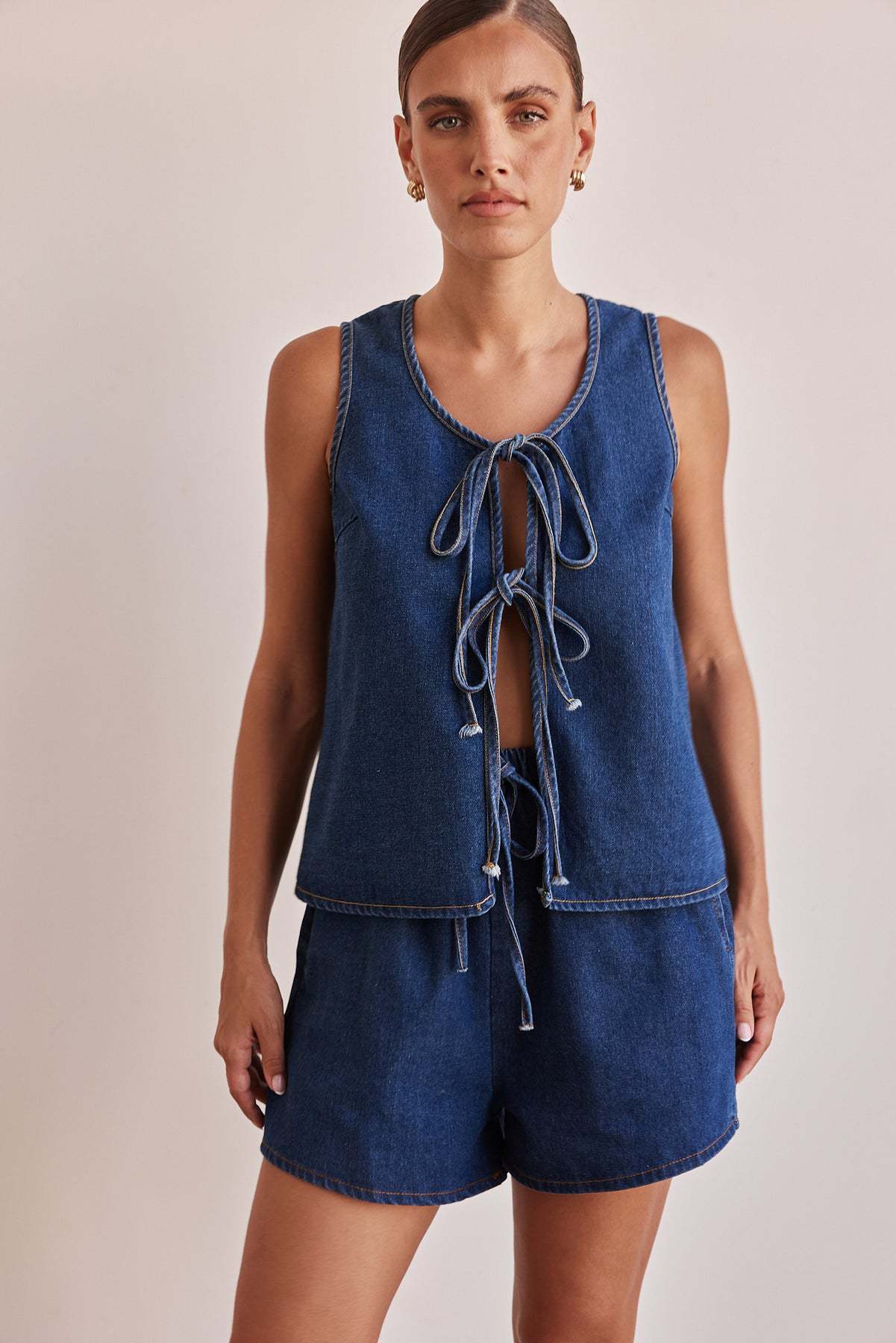 Fashionable Casual Sleeveless Top And Shorts Set With Tie Details