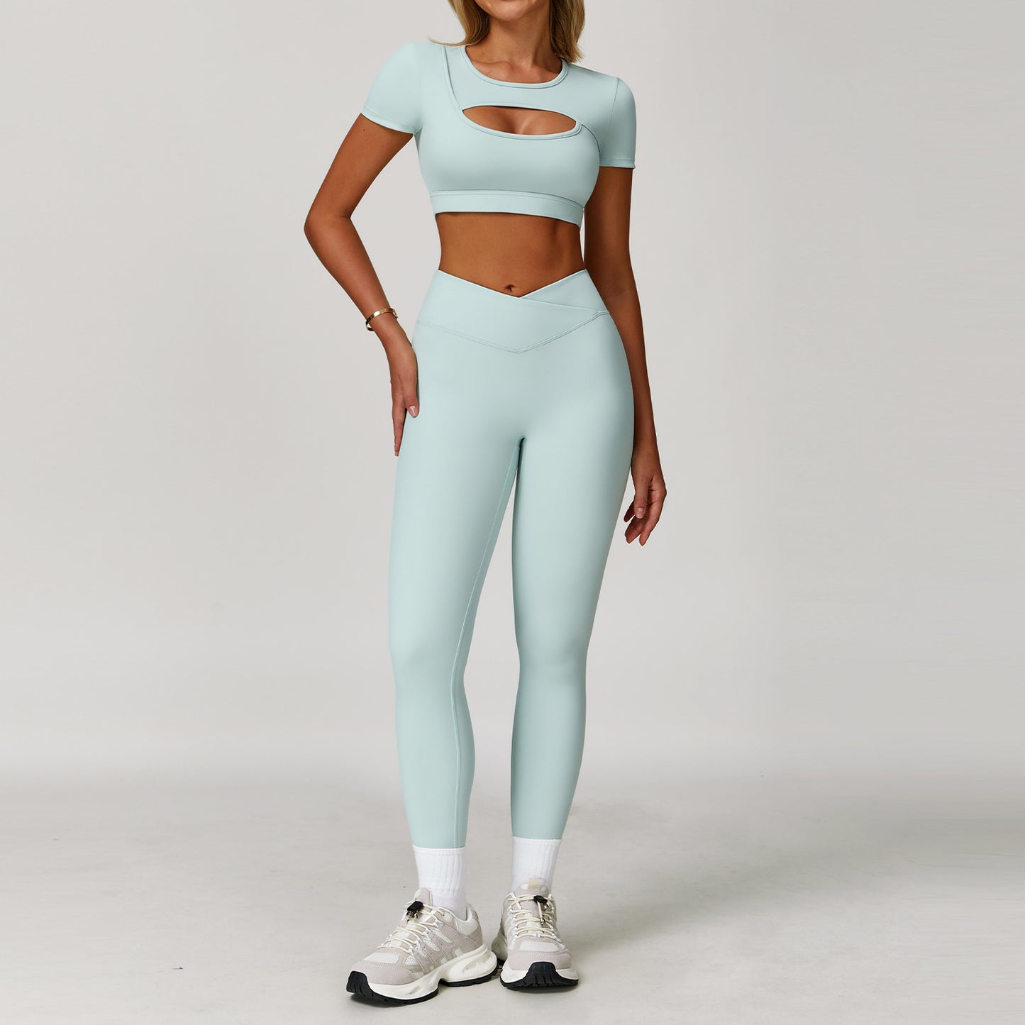 Tør at vise dig frem i dette grænseoverskridende color-block yogasæt med smuk ryg