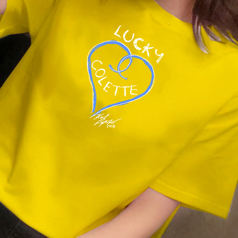 Mandlige og kvindelige par ifører sig studenter-T-shirt med korte ærmer Kvinde
