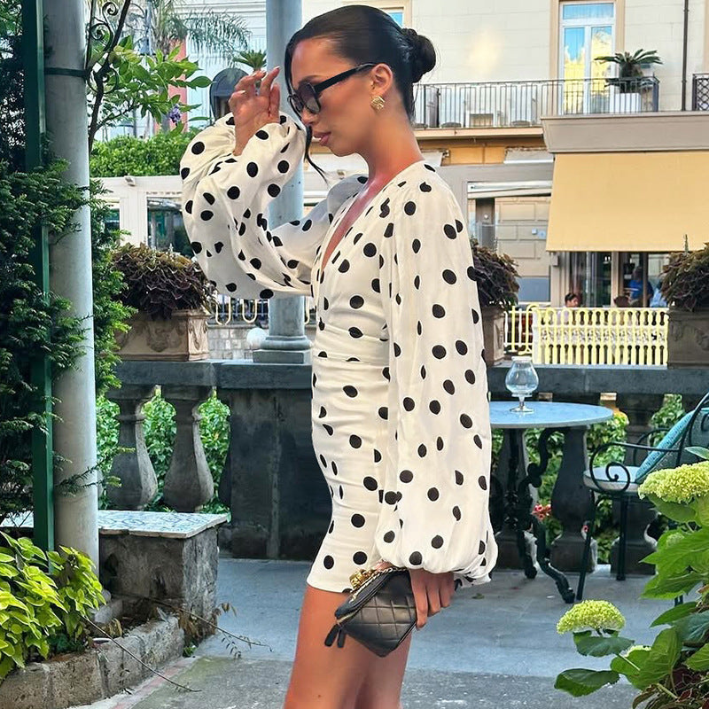 Kjole med V-udskæring, trompetærmer, bodycon-pasform og prikket print – specialdesignet