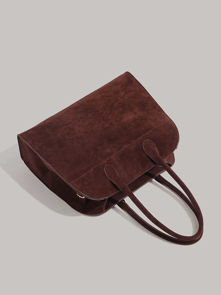 Skuldertaske i retrodesign i ruskind af høj kvalitet