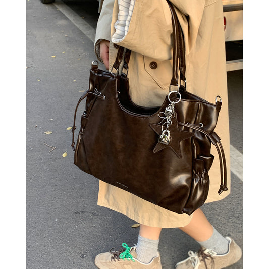 Vintage skuldertaske i bikerstil til kvinder med stor kapacitet
