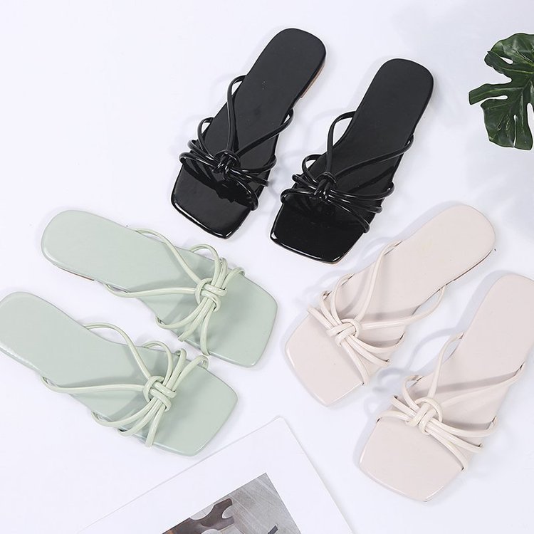 Wear A Flip-flop Outdoor With Square Head And Flat Bottom