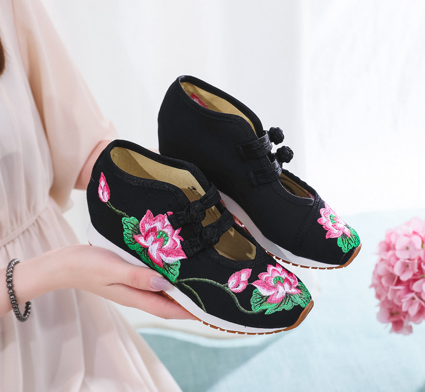 Leisure Embroidery Two-color Rubber Sneaker
