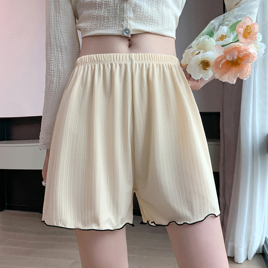Hvide løse loungewear-shorts kan bæres udenfor