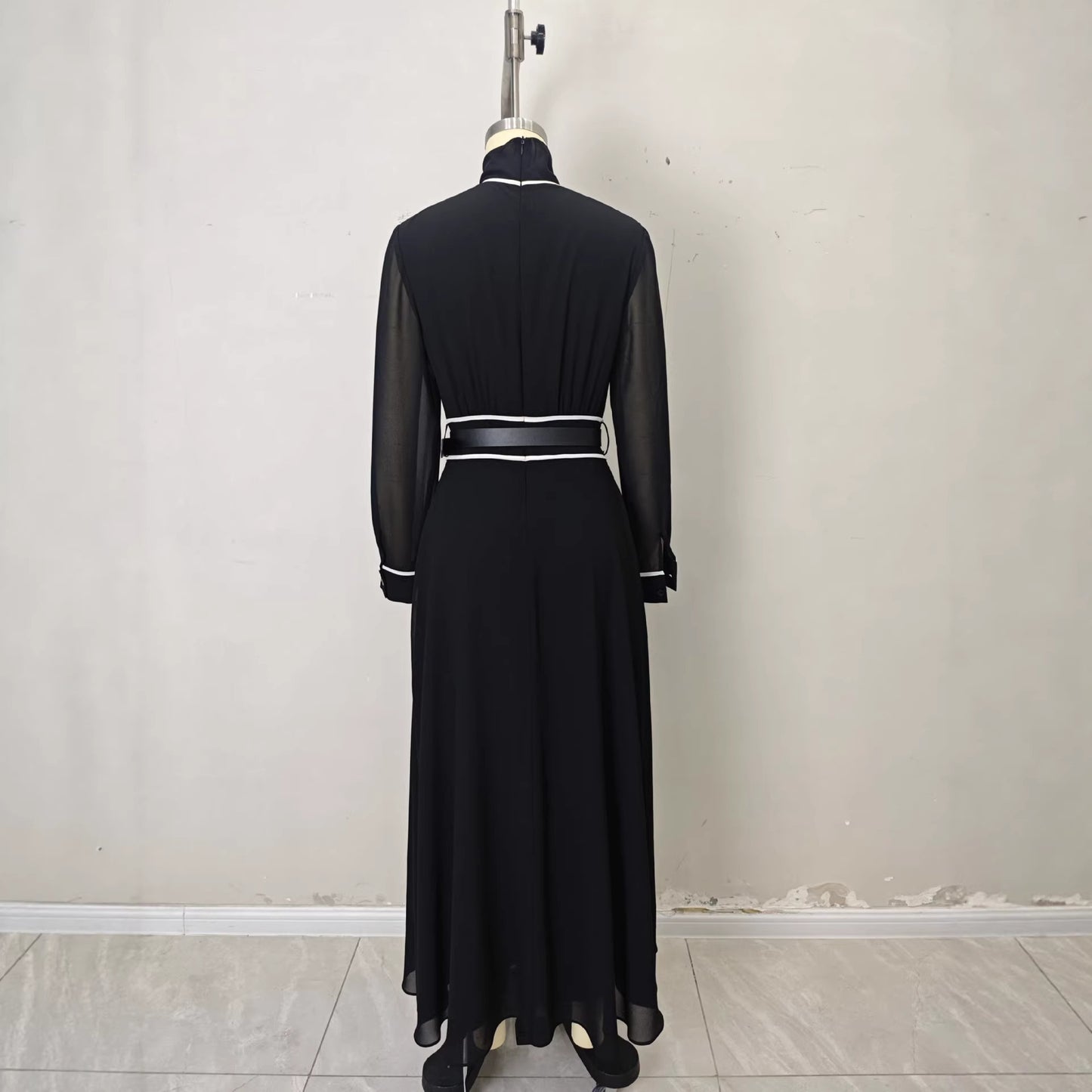 Elegant Contrast-color Dress With A High Neck And A Long Chiffon Design