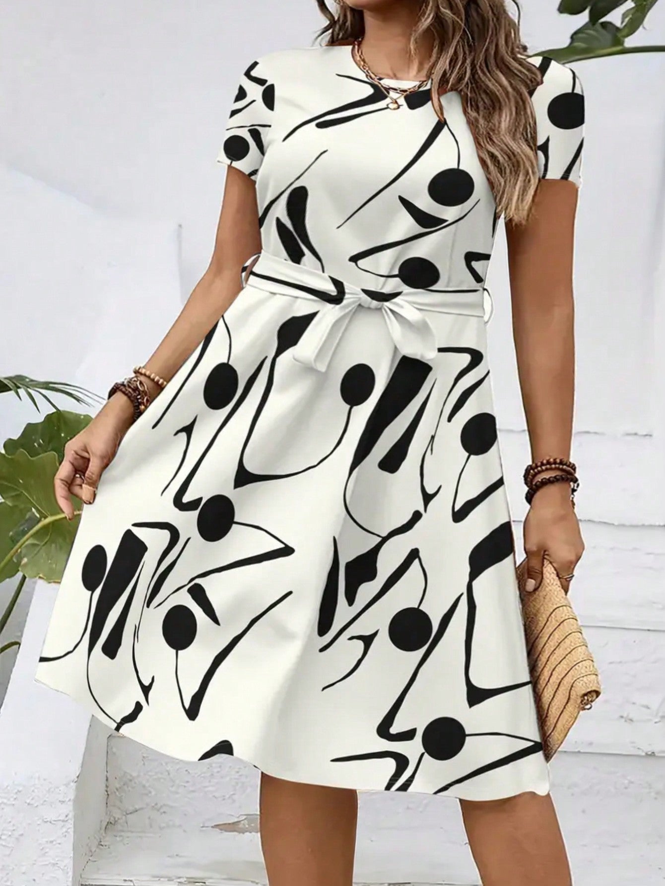 Womens Loose-fitting Dress With Short Sleeves A Crew Neck And A Belt