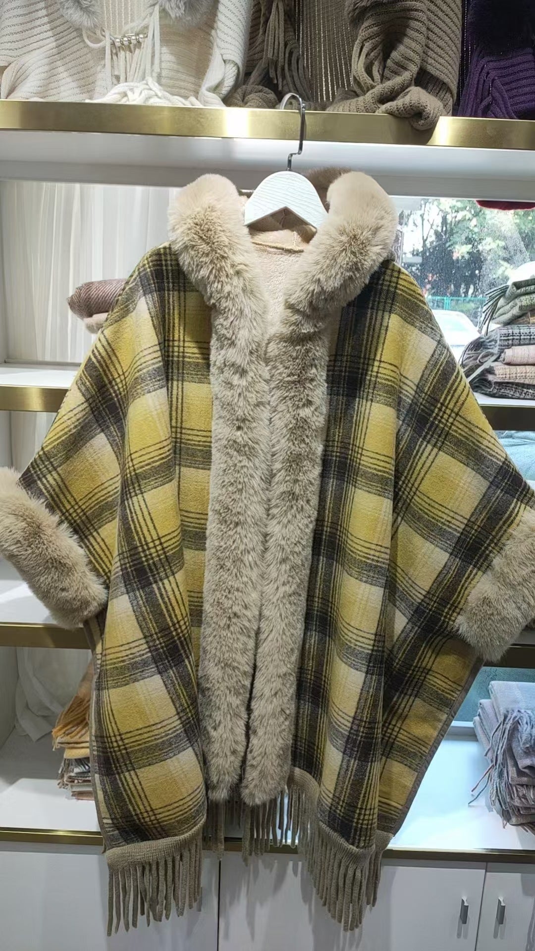 New Fallwinter Tippet With A Trendy Maillard Plaid Design Lined With Soft Fleece For Extra Warmth