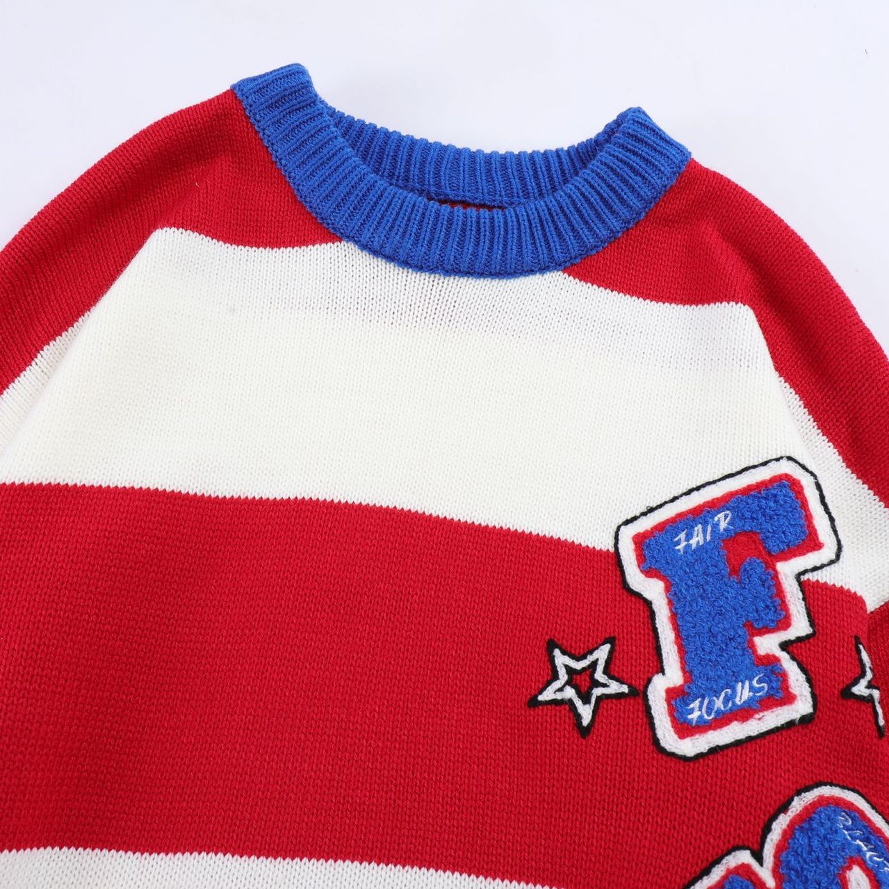 Rundhalset Sweater Med Håndklædebroderi Og Farveblokering