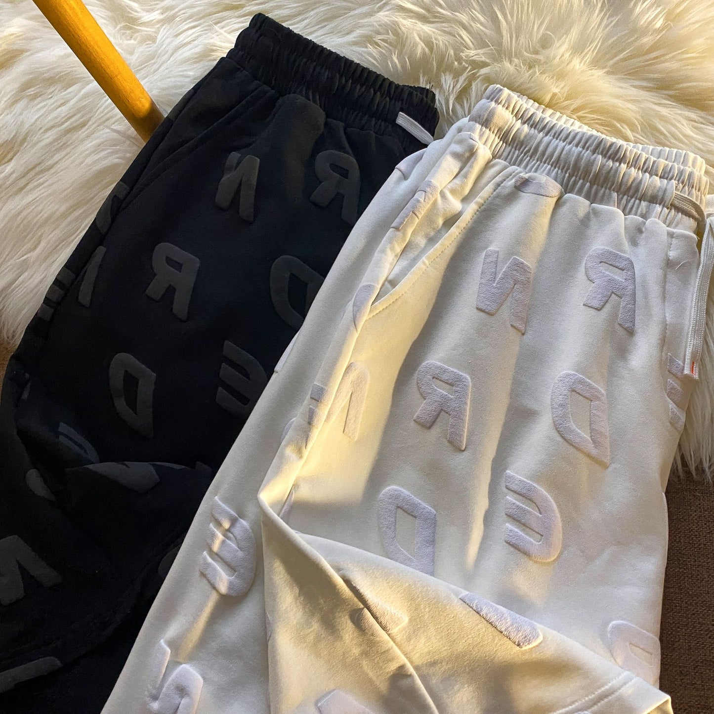 Sporty shorts til damer med bogstavprint
