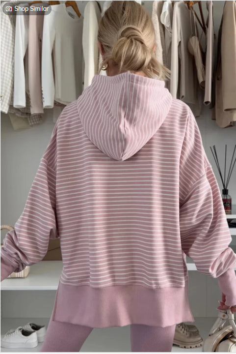 Stribet hættetrøje med tommelfingerhul, sidesøm og off shoulder i løs pasform