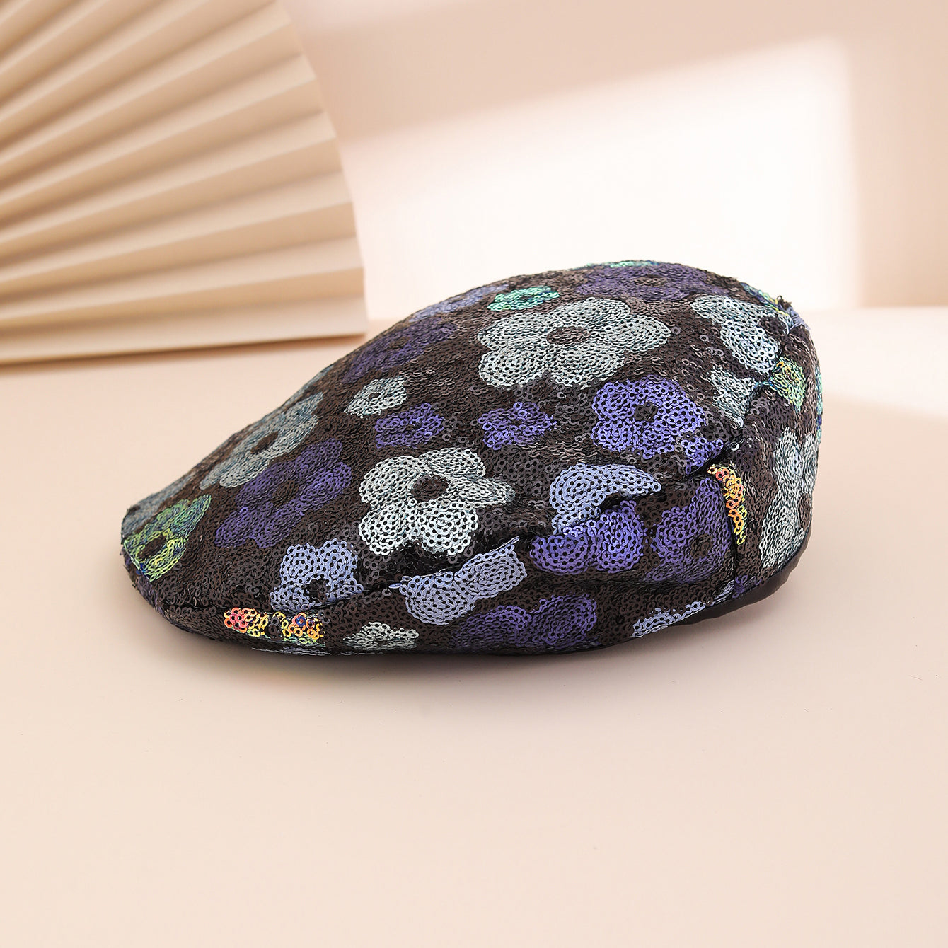 European And American Trendy Fashion Small Sequin Flower Beret, A Versatile Style That Suits All Occasions. A Painter's Hat, Perfect For Outdoor Photography.