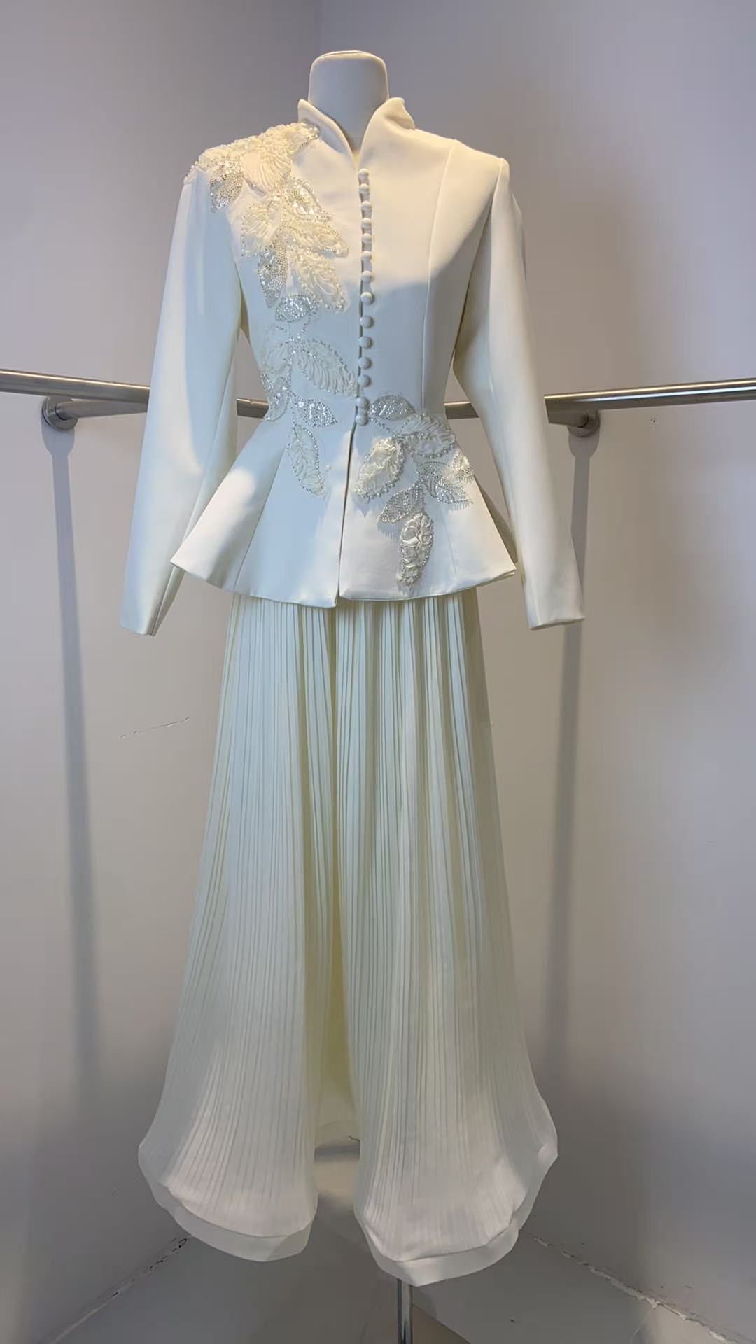 Design A Retro Embroidered Suit And Pleated Skirt Set For International Trade