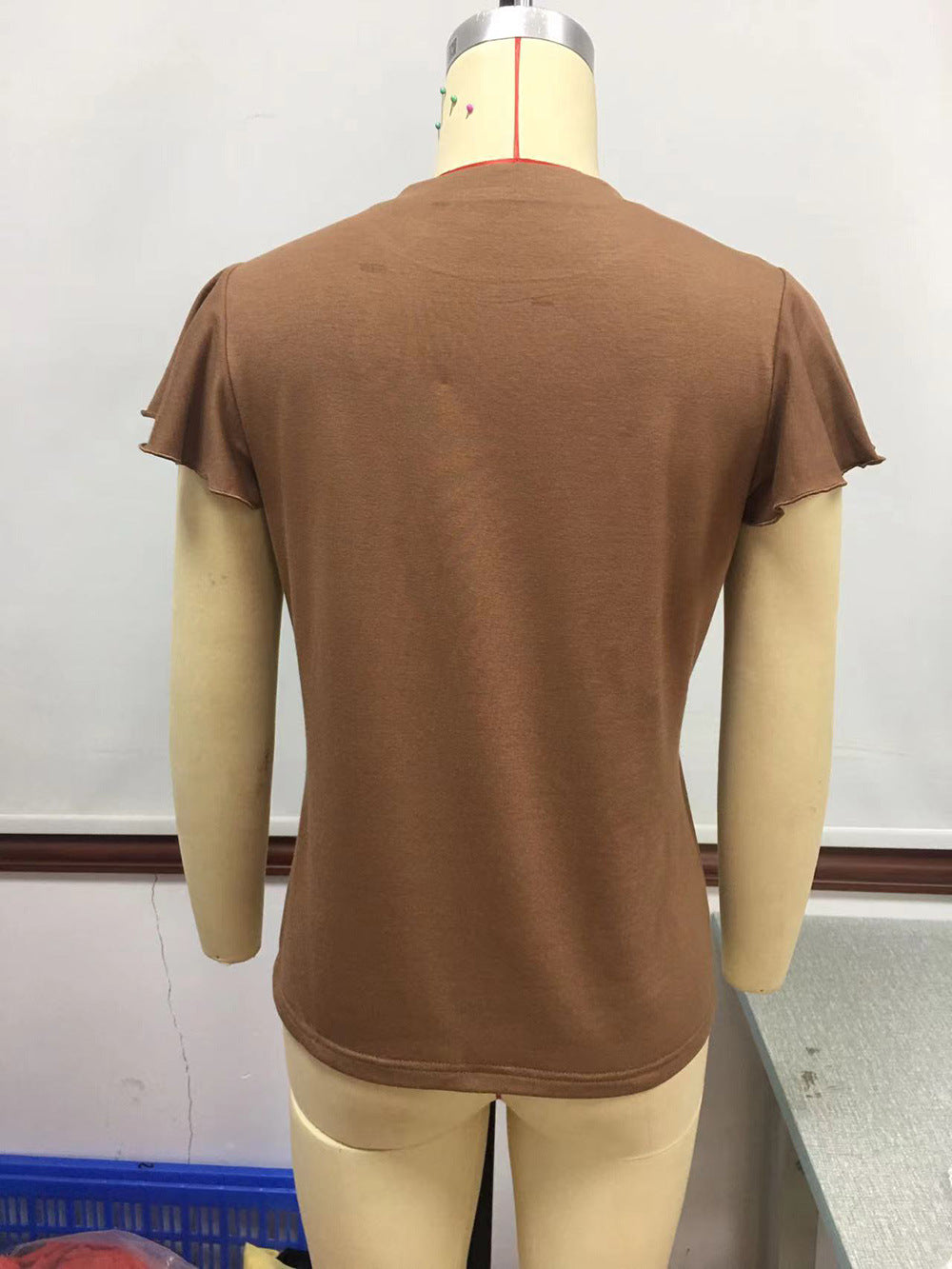Ensfarvet blonde-T-shirt med korte ærmer og flæser