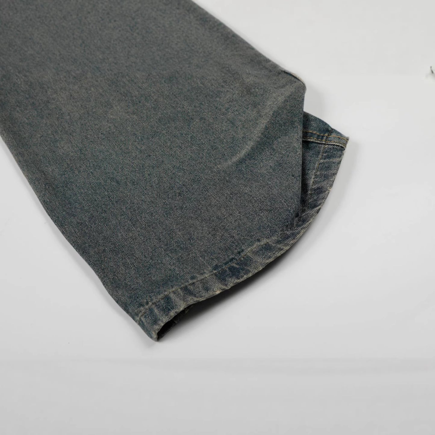 American-style Rivet-deconstructed Distressed Washed Denim Jeans