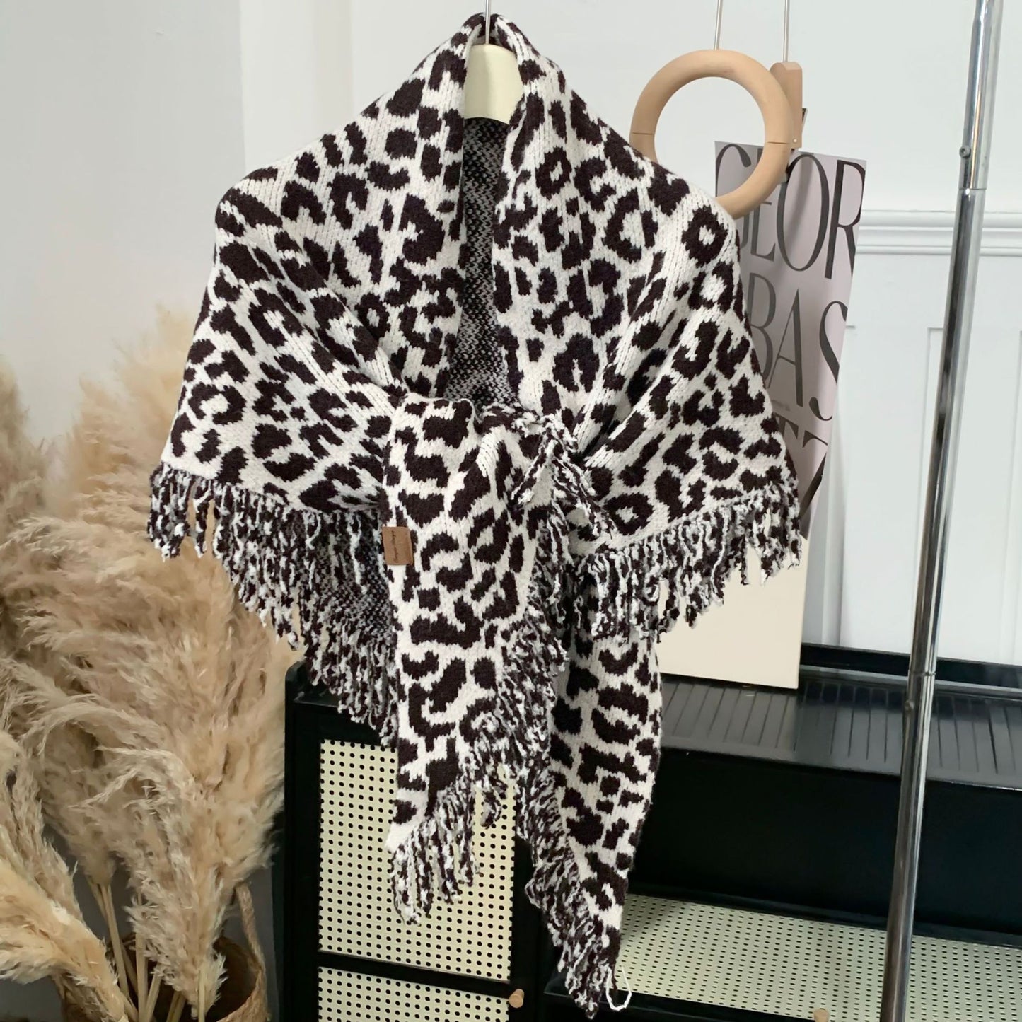Varmt og stilfuldt leopardfrynset tørklæde sjal to-i-én