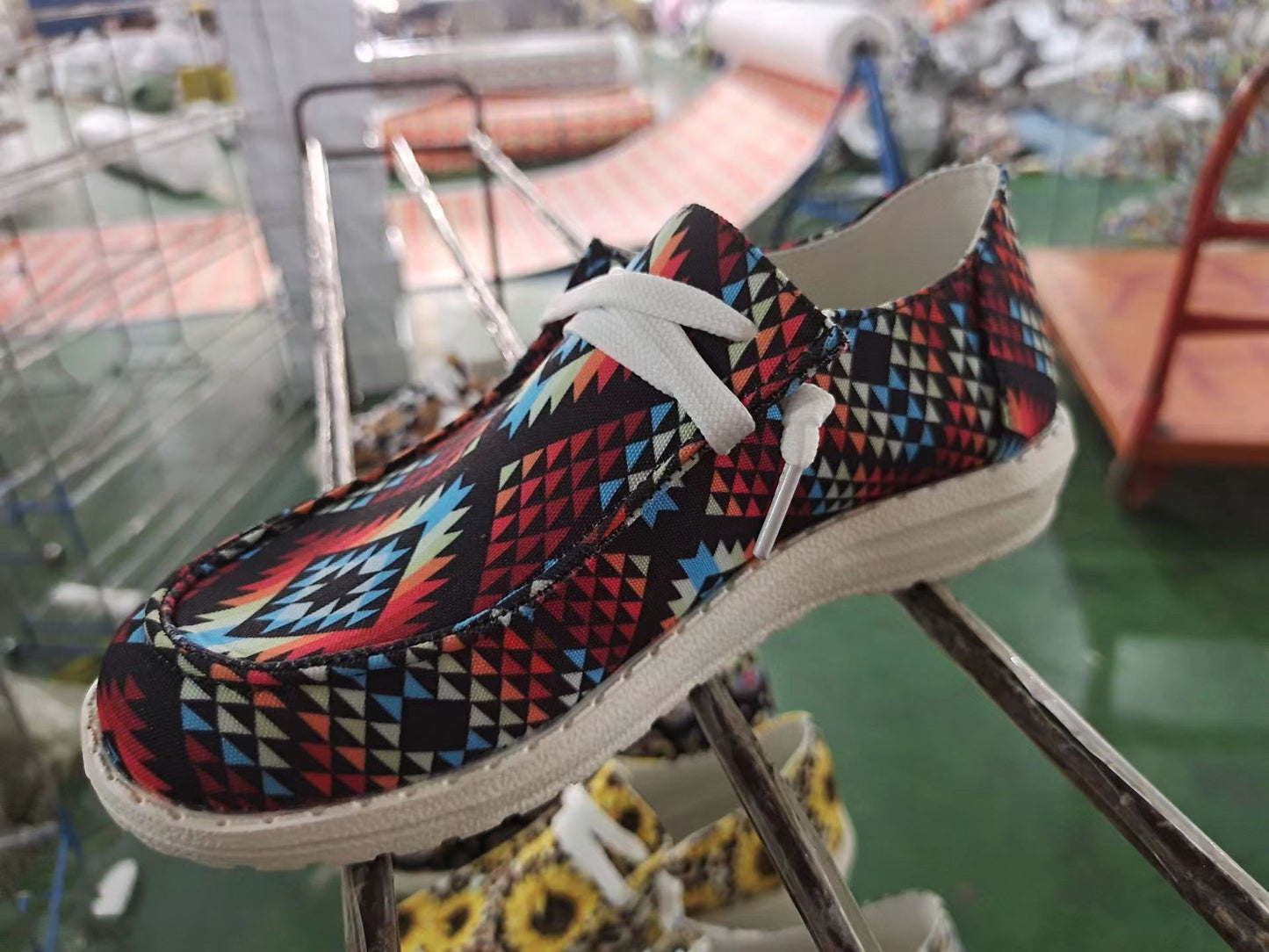 Women's Fashionable Simple Graffiti Ethnic Style Canvas Shoes