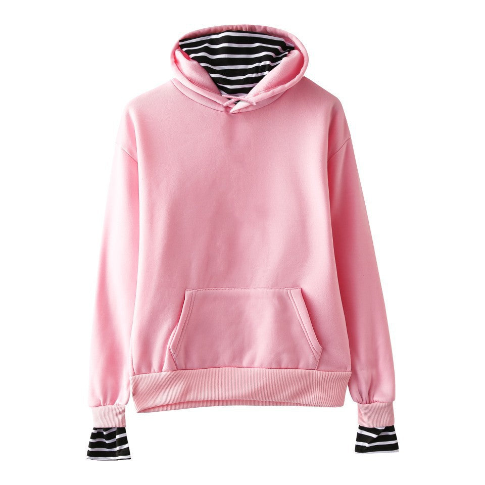 Ensfarvet, falsk todelt hættetrøje i fleece med stribede ærmer, koreansk stil, trendy hættetrøje, blank fake todelt