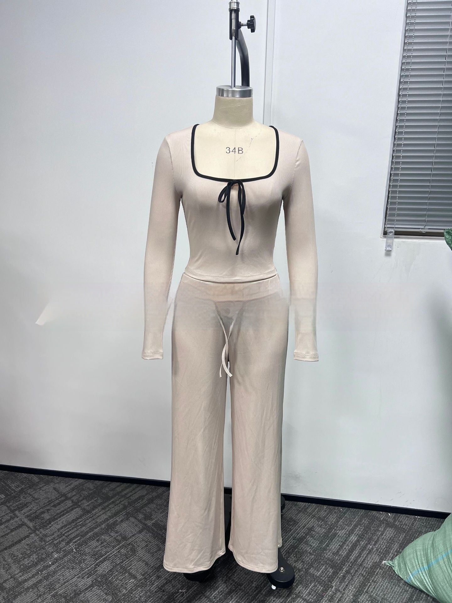 Tops And Pants For Fallwinter In European And American Styles