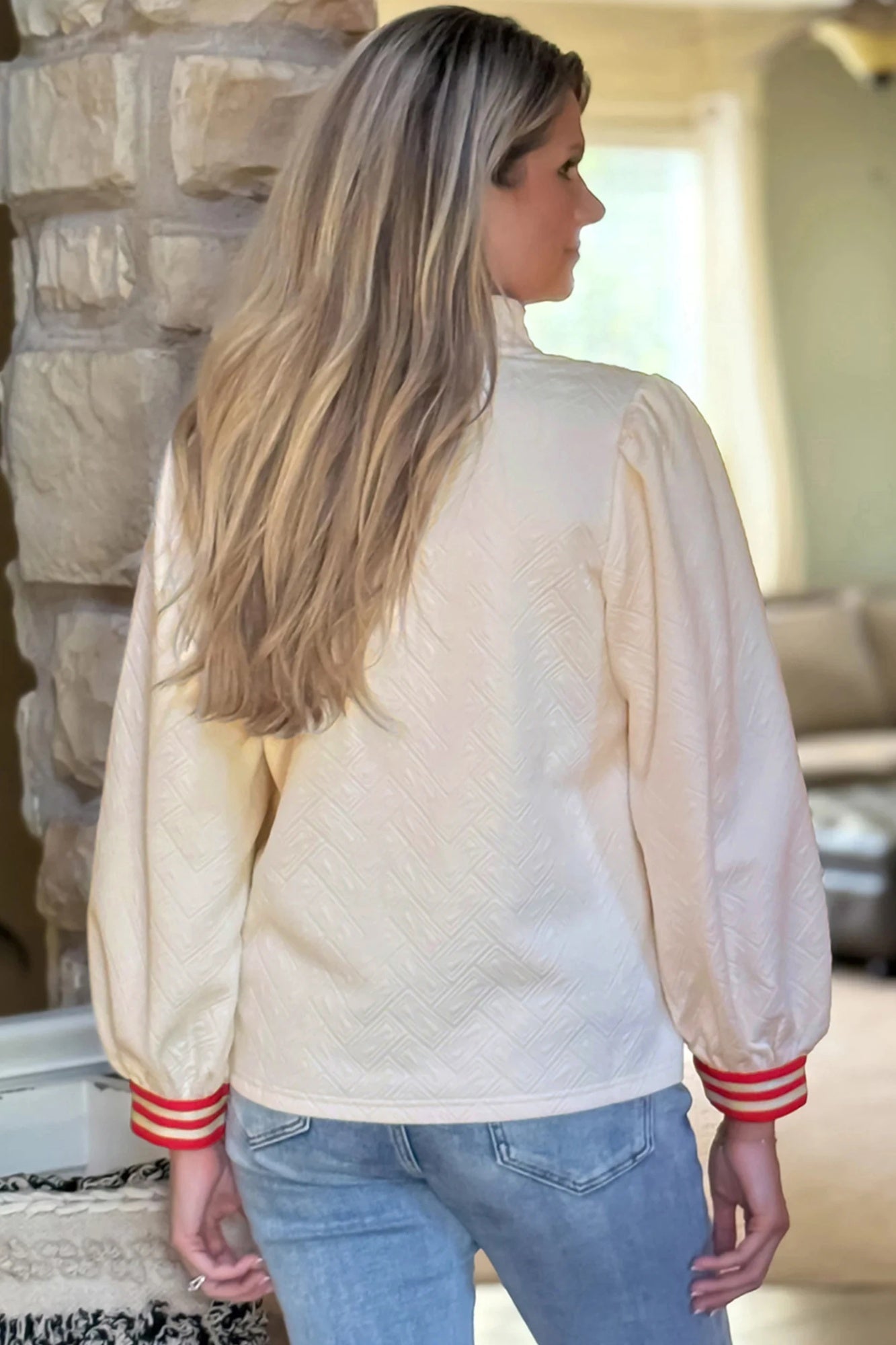 Hvid tekstureret strikket pullover med kontraststriber og dekorativ lynlåskrave