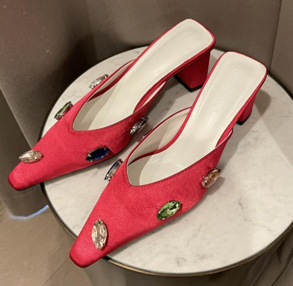 Fashion Satin Sandals With Rhinestones Are Worn Outside