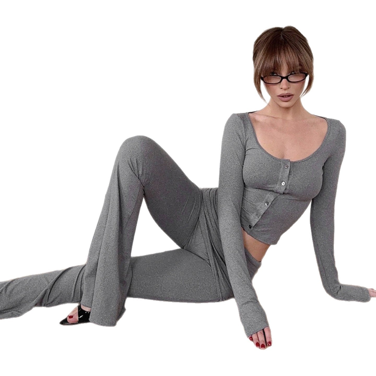 Kort, formsiddende og sporty yoga- og fritidssæt, der smigrer din figur