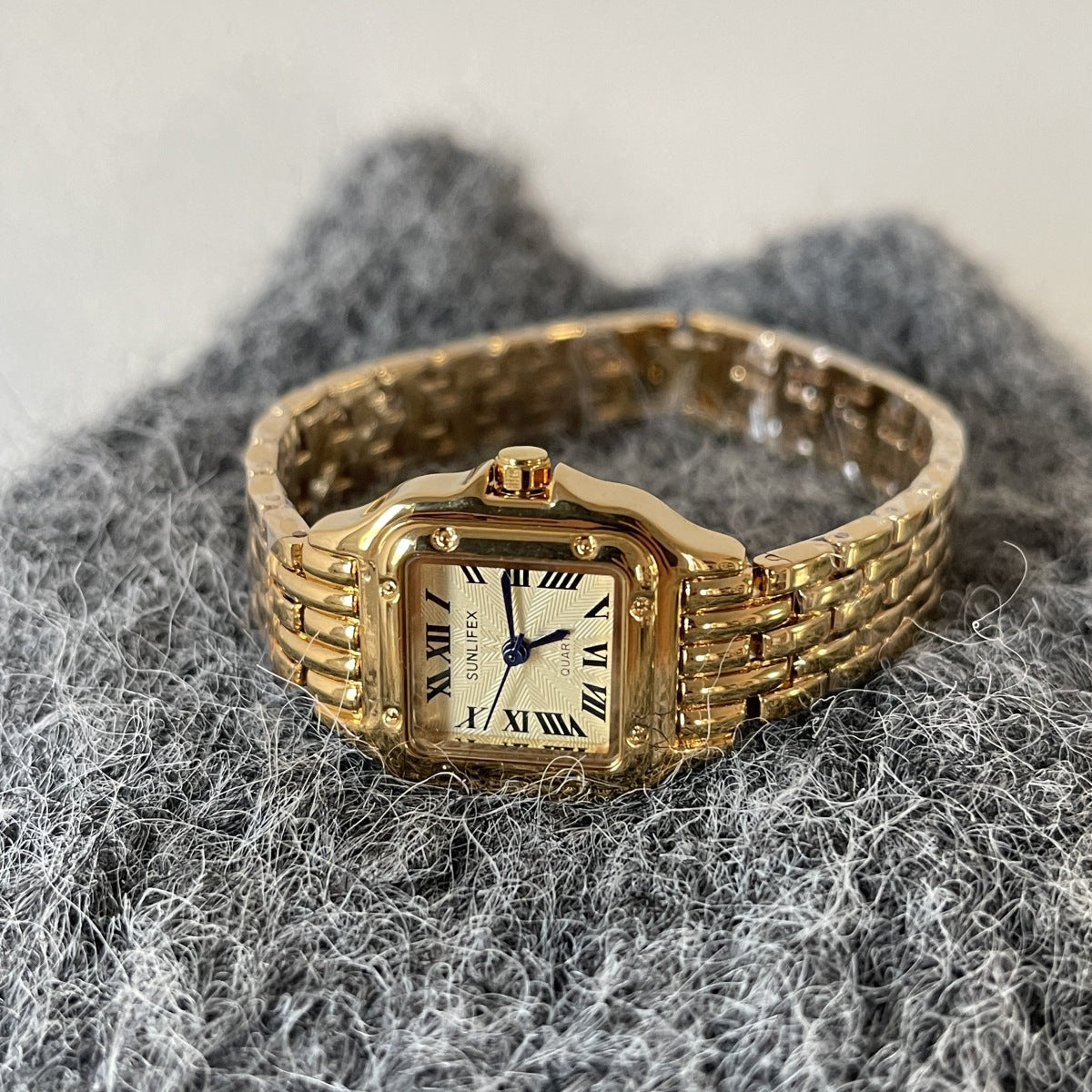 Women's Watch Exquisite High-grade Gold Steel Strap Watch