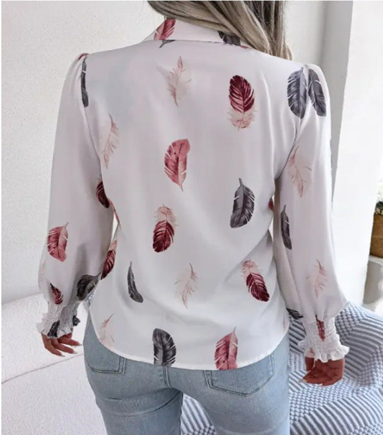 Skjorte til kvinder med fjerprint, revers og lanternemærmer