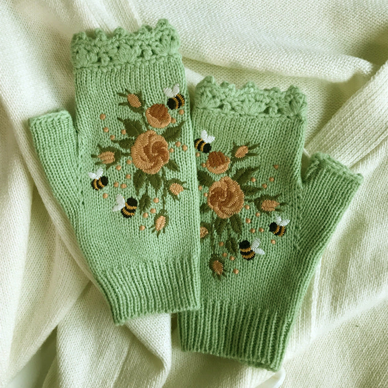 Broderede damevarme handsker bi blomsterstrik