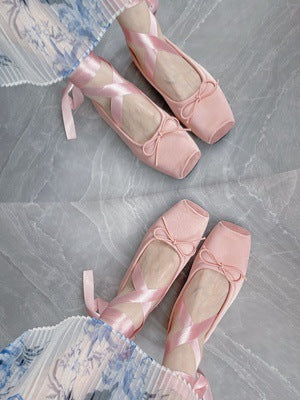 Elegante flade damesko med remme i balletstil