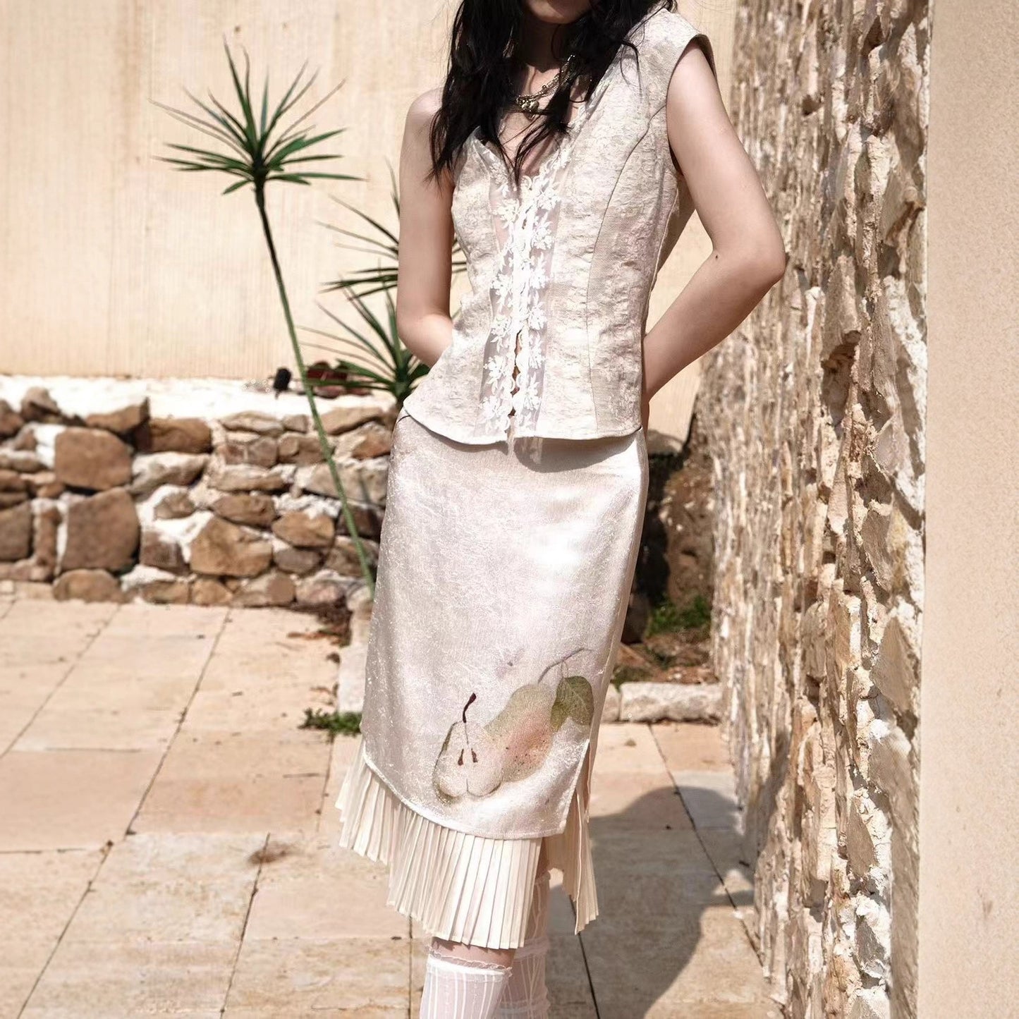 Lace-panelled V-neck Sleeveless Tank Top Fruit-print Patchwork Pleated Midi Skirt
