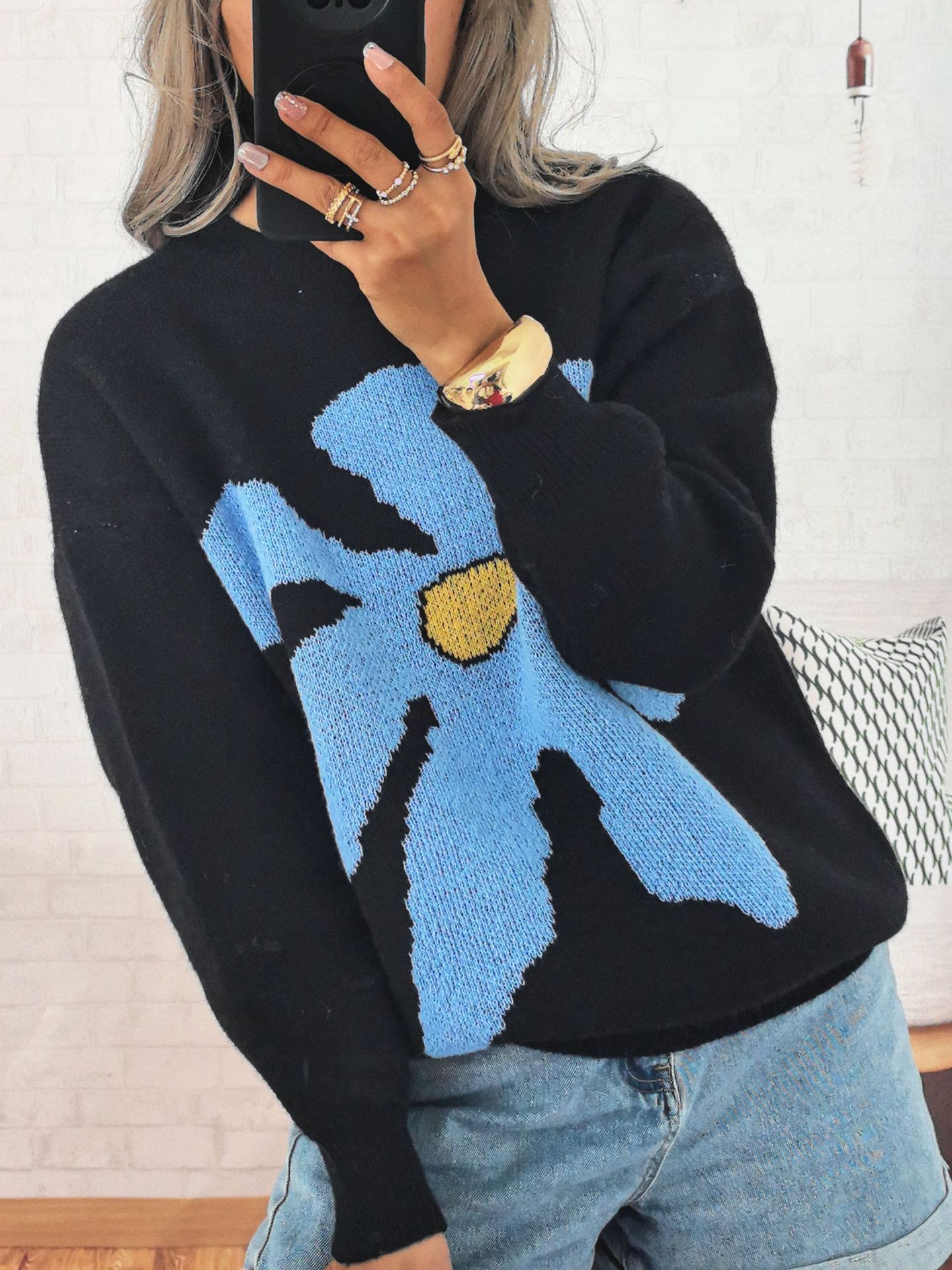 Afslappet løs strikket rundhalset sweater med store blomster jacquard og kontrastfarver