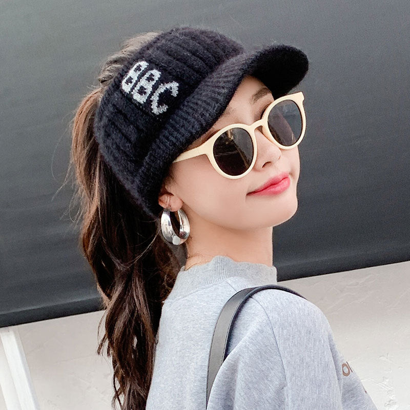 Women's Wool Hat Knitting In Autumn And Winter