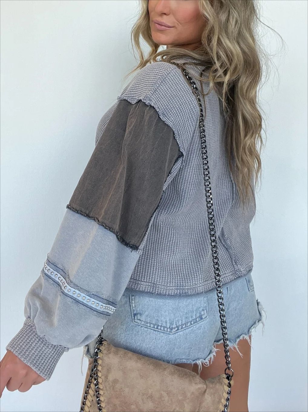 Kort denimfarvet afslappet sweater til kvinder