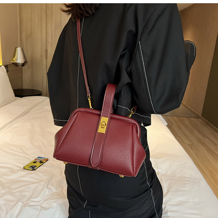 Shoulder Bag Is Fashionable And Stylish