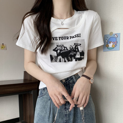 Højtaljet, mavefri, retro T-shirt i amerikansk stil med korte ærmer