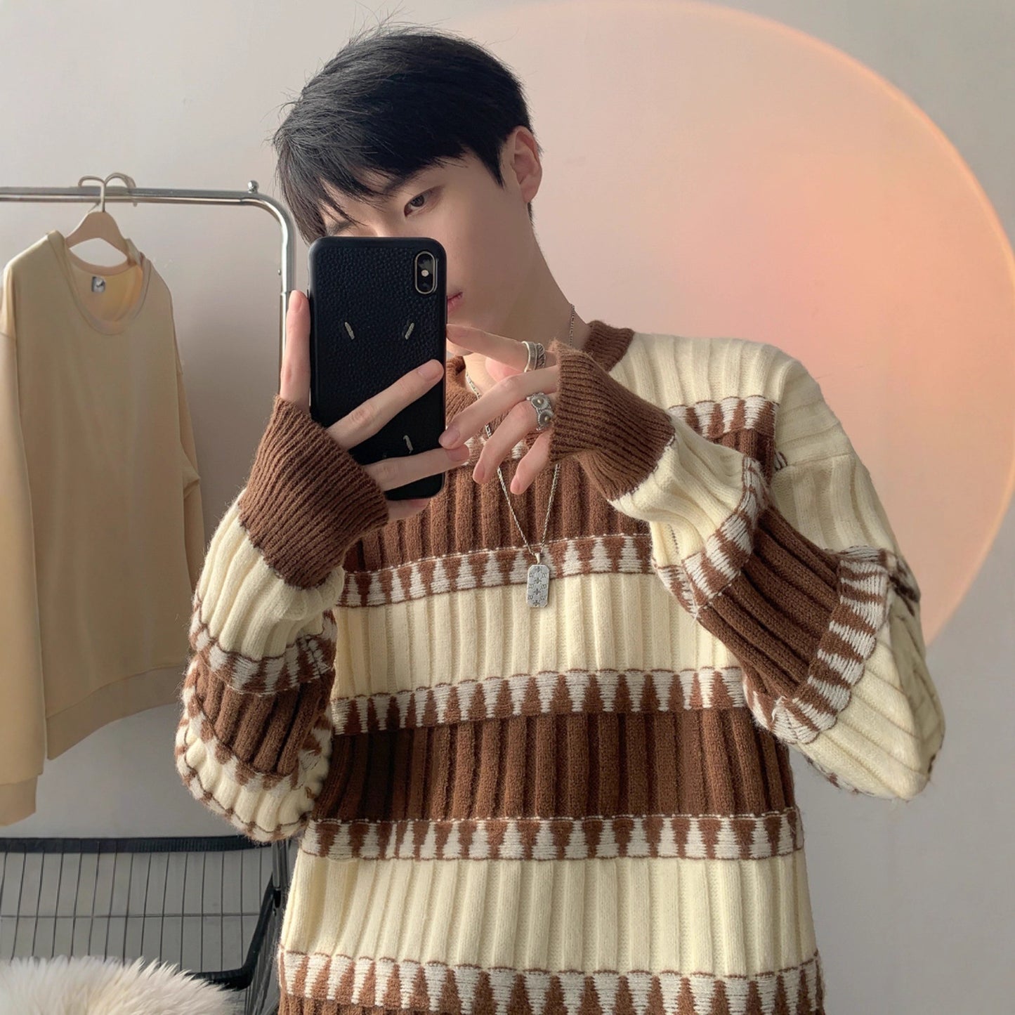 Stribet sweater med kontrastfarver i japansk retrostil