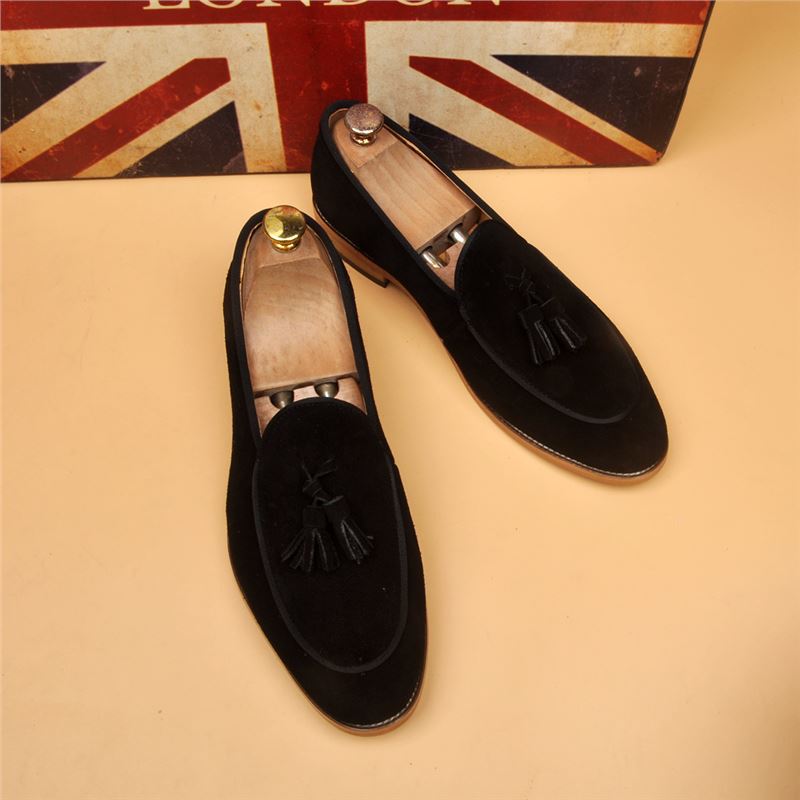 Breathable Mens Slip-on Loafers With A Pointed Toe In A Classic British Style