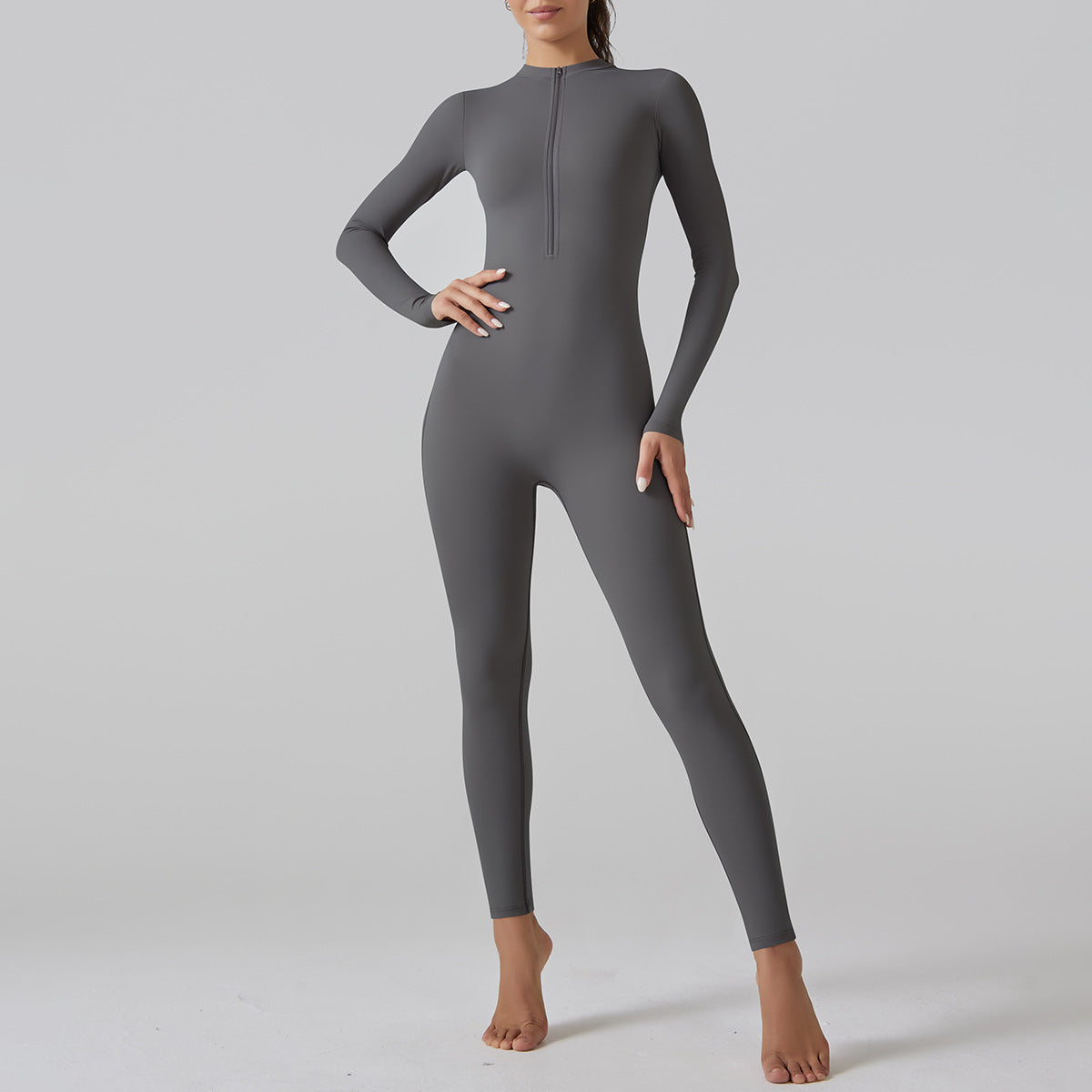 Jumpsuit til kvinder med halvåben lynlås og skinny pasform