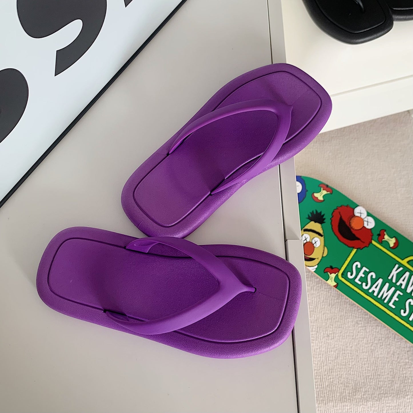 Ensfarvede flip-flops til kvinder med blød sål