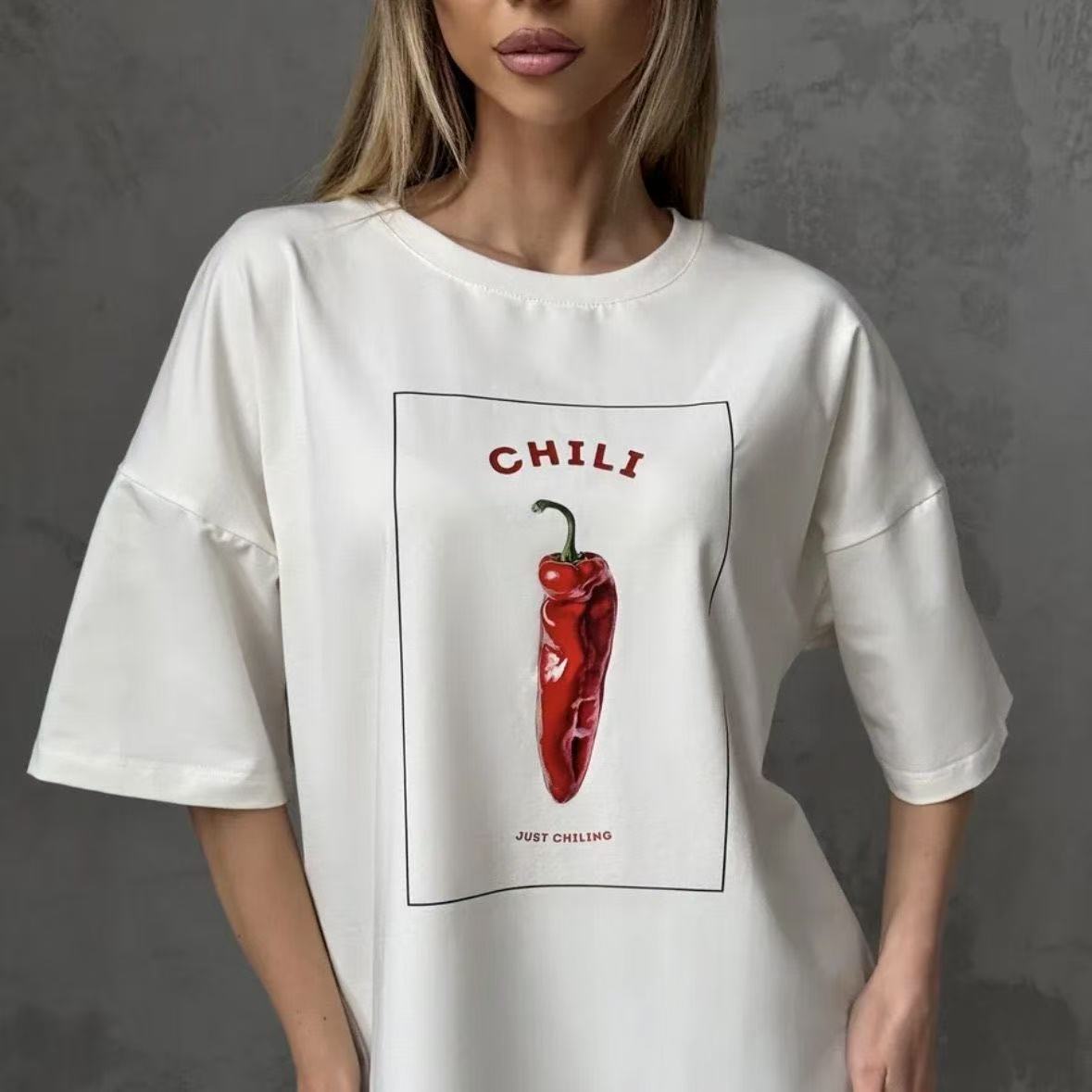 Minimalistisk, smart og cool top med chili-print, der er nem at style